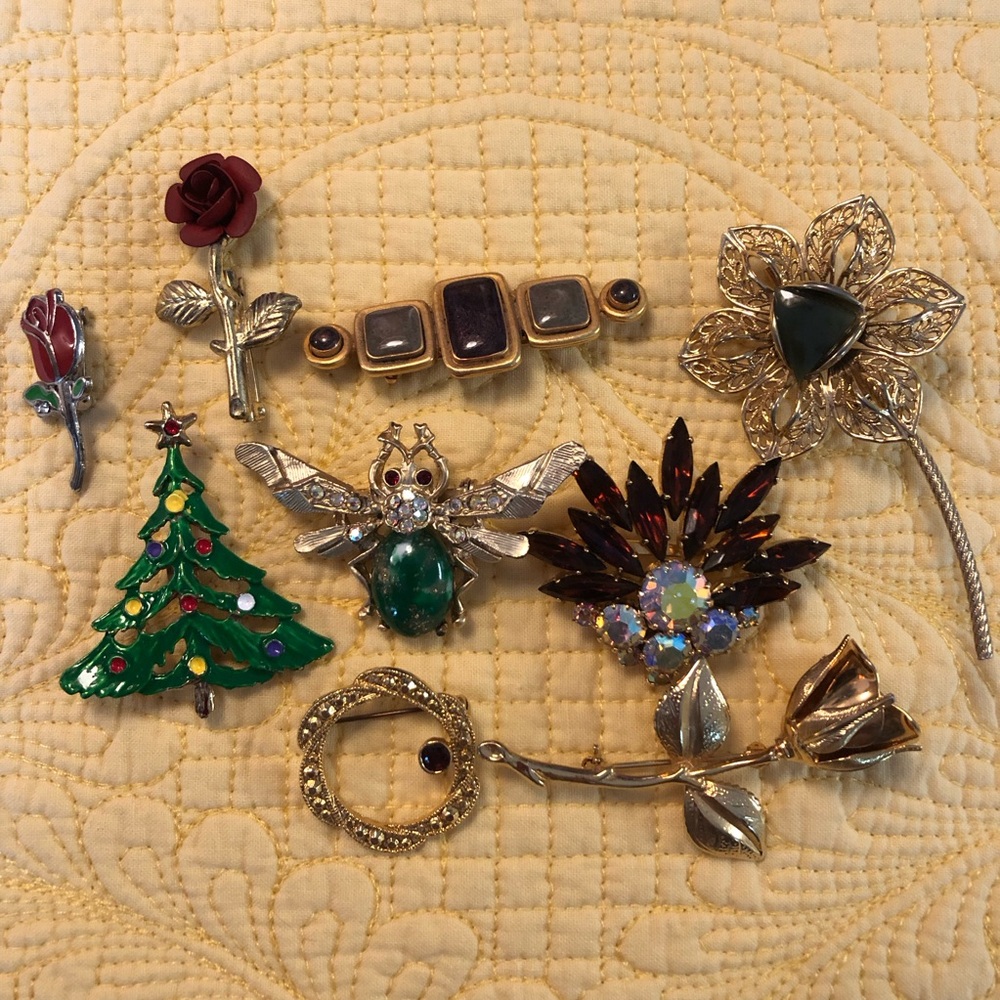 Vintage set of 9 Brooches